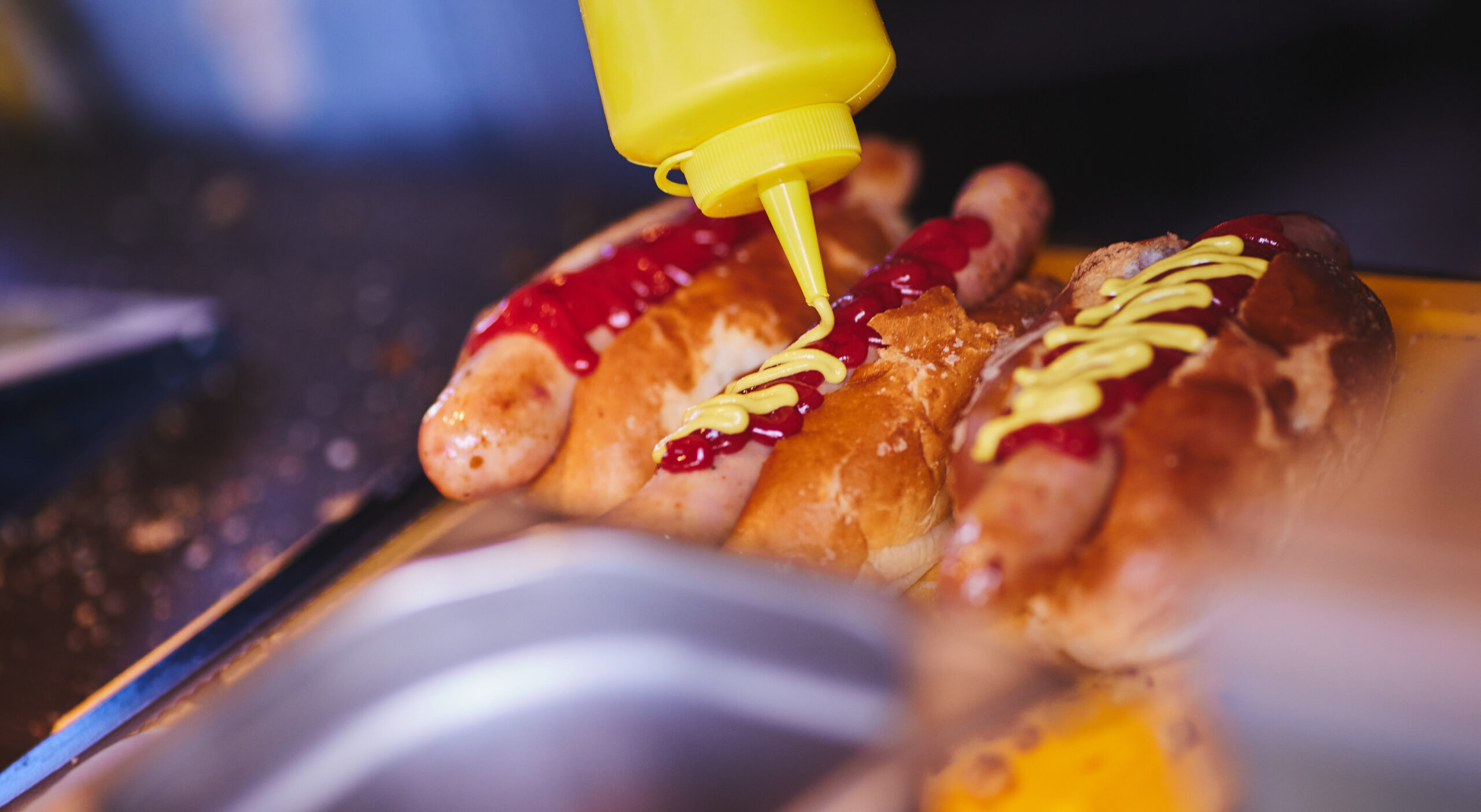 Saus die op hotdogs wordt gespoten
