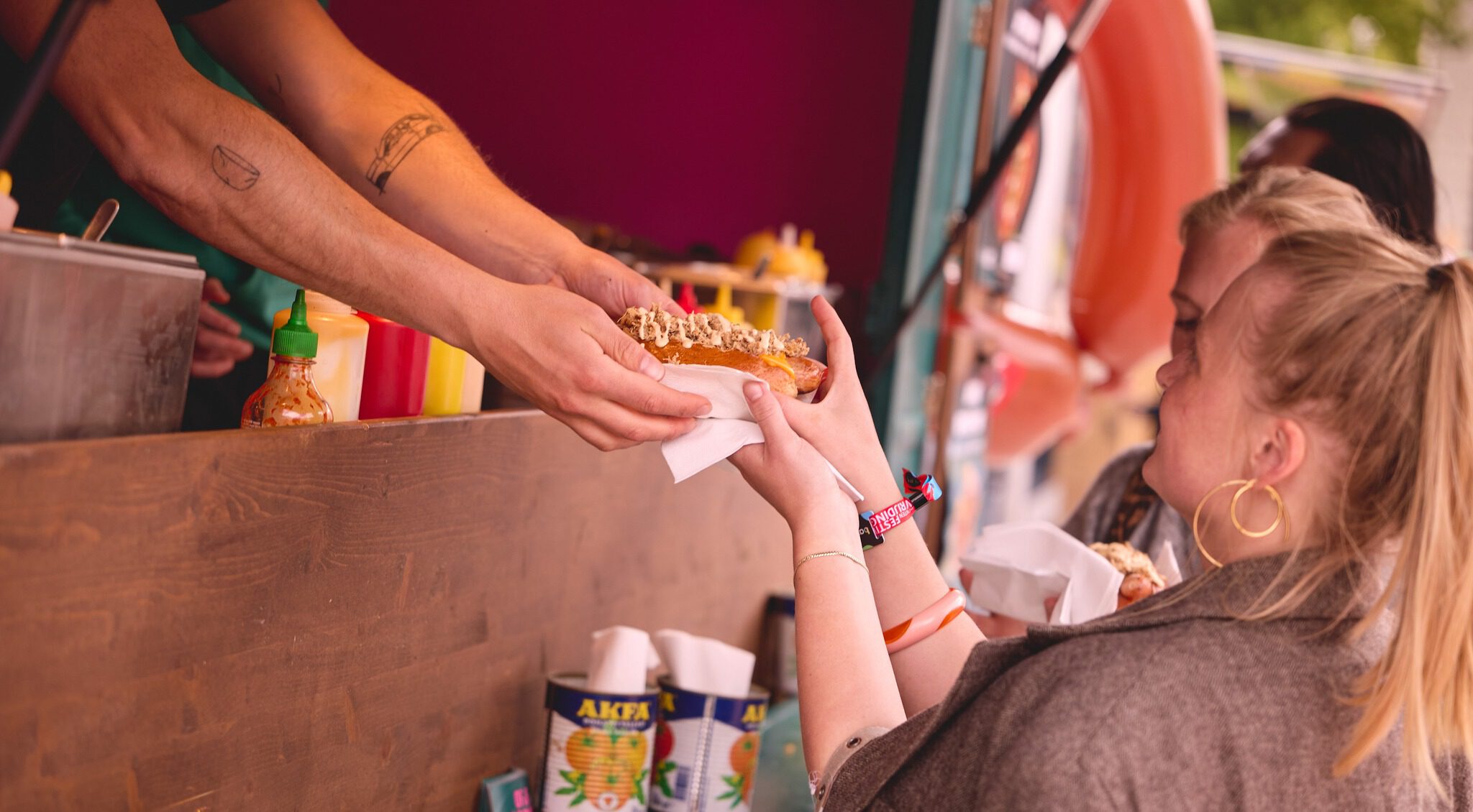 Hotdog die wordt aangegeven vanuit foodtruck