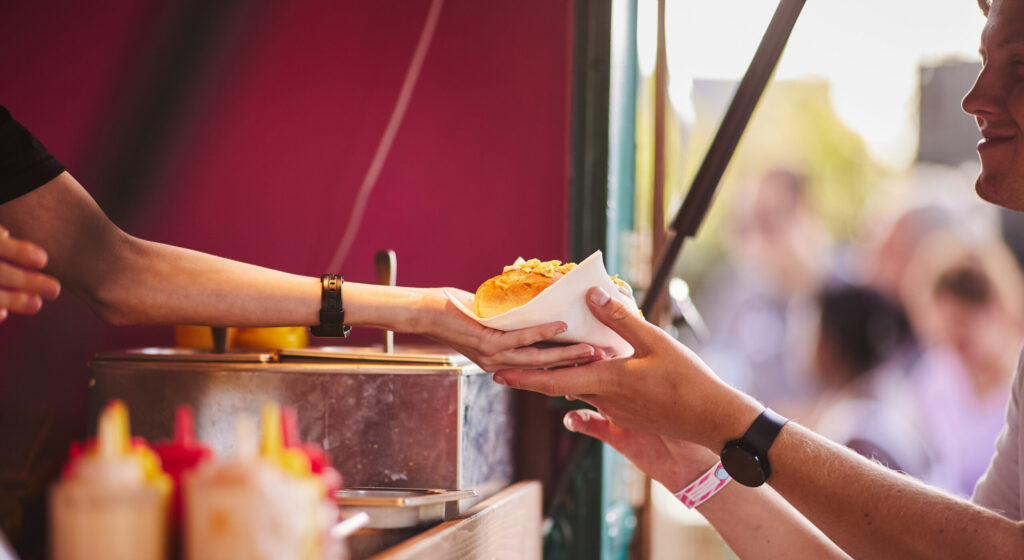 Hotdog wordt aangegeven vanuit foodtruck tilburg